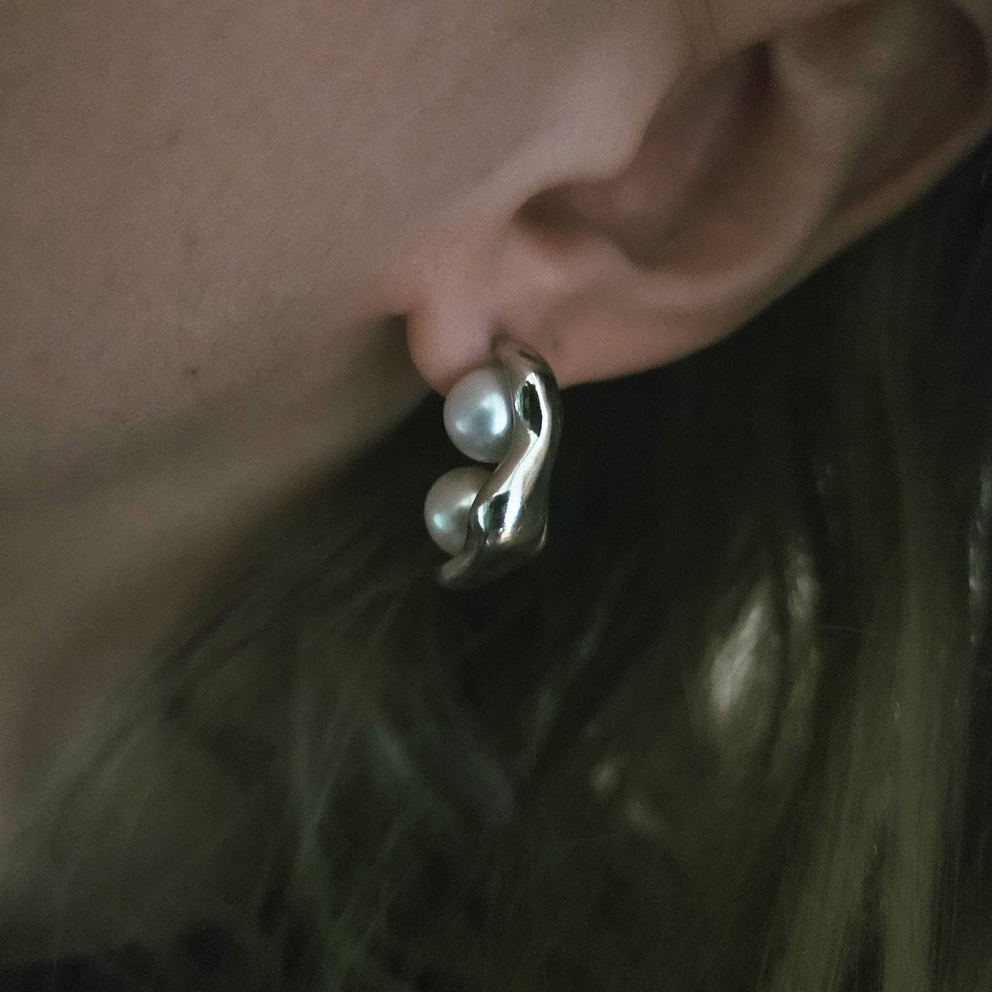 Peek-a-pearl earring